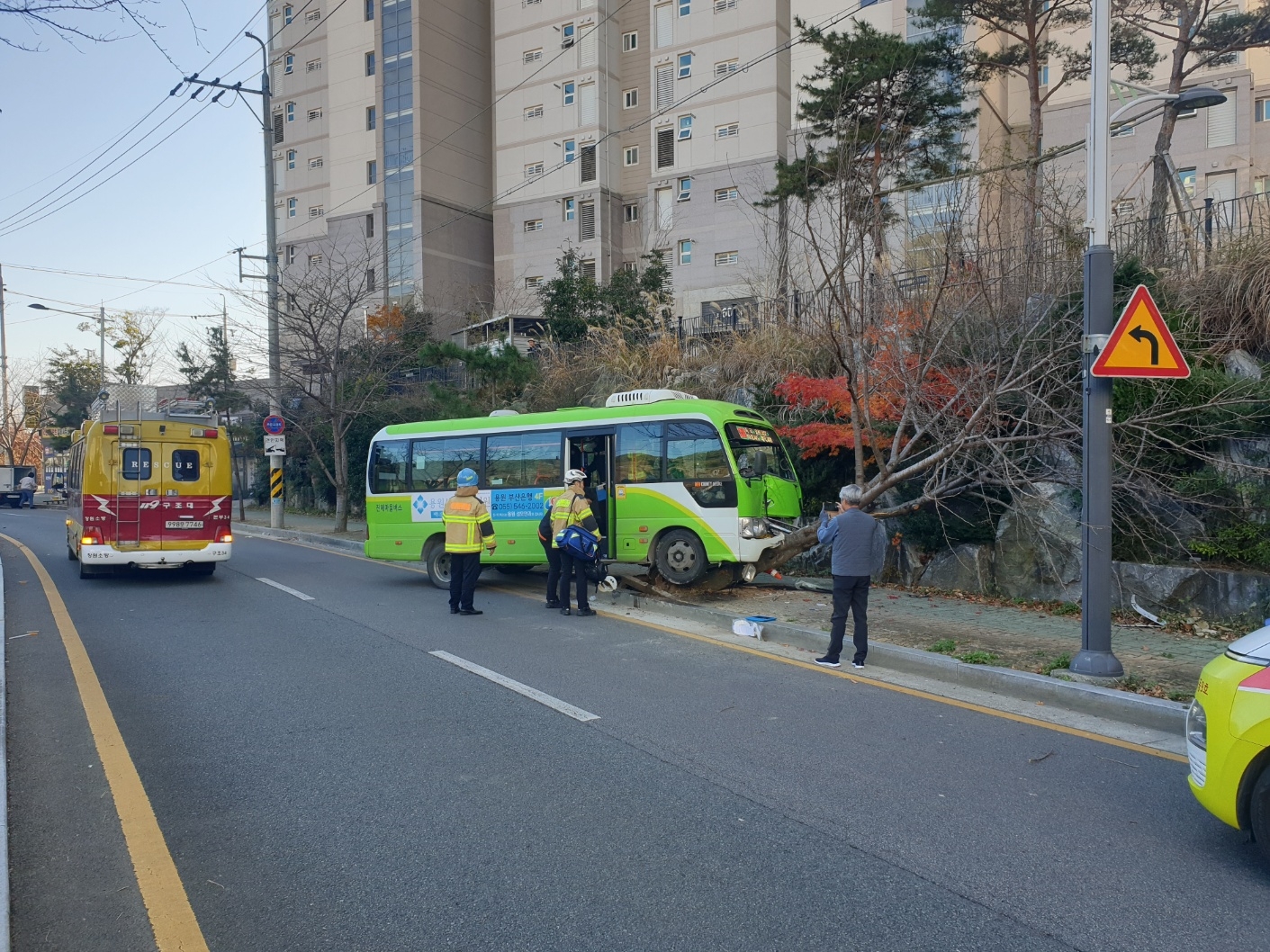 4일 오전 11시 22분쯤 경남 창원시 진해구 남문동 인근 도로에서 50대 운전기사가 몰던 마을버스가 중앙선을 넘어 가로수를 들이받는 사고가 났다. 2023.12.4. 창원소방본부 제공