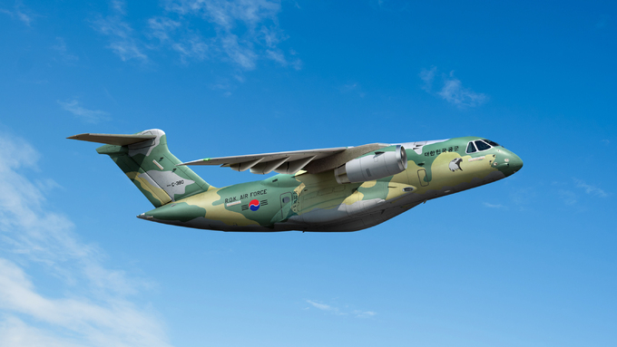 방위사업청은 4일 공군의 대형 수송기 2차 사업 평가 결과 브라질 엠브라에르의 C-390이 최종 결정됐다고 밝혔다. 사진은 C-390이 비행하는 모습. 엠브라에르 제공