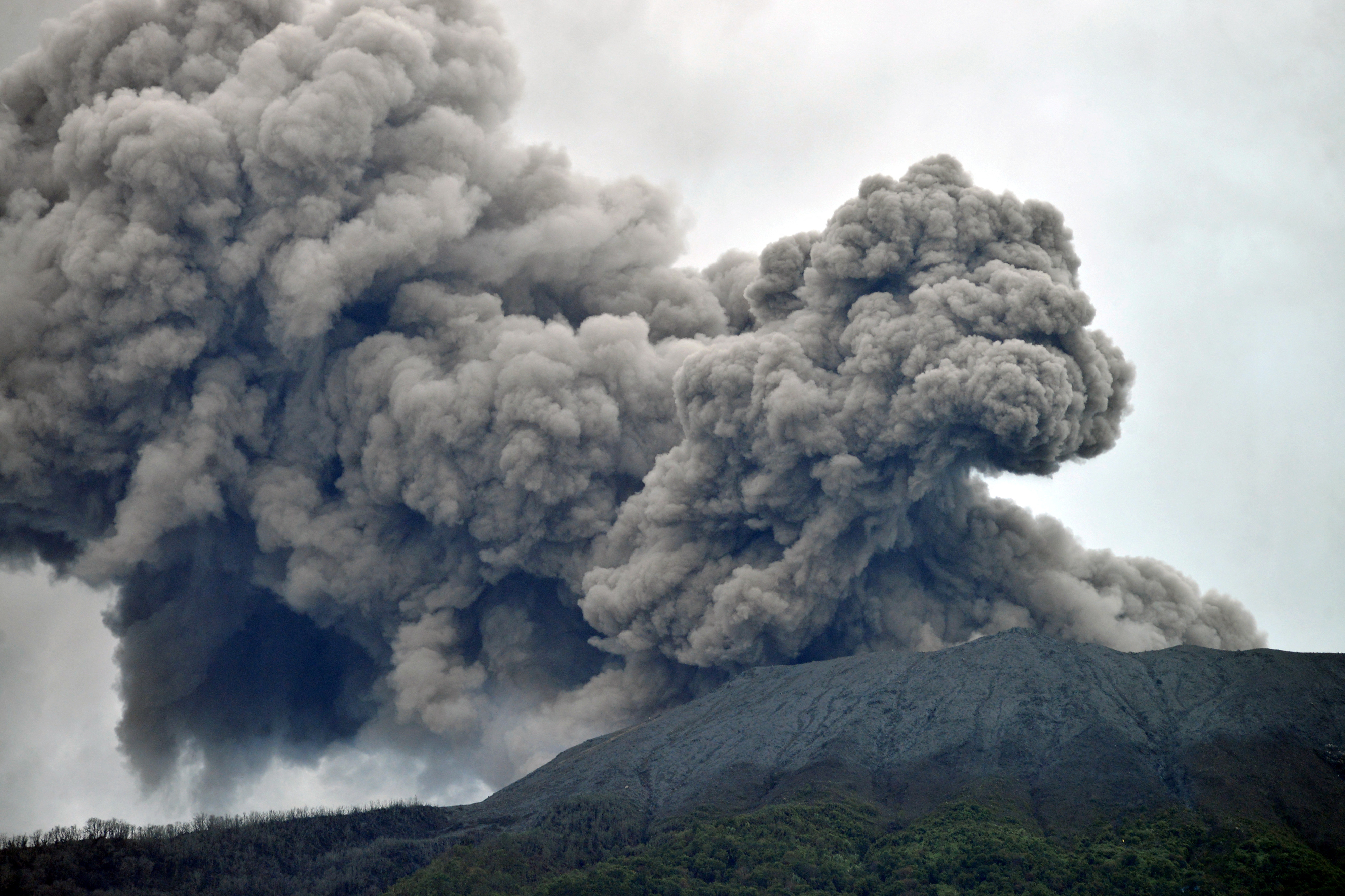 인도네시아 수마트라섬 마라피 화산이 분화한 지 하루가 지난 4일에도 검은 화산재를 뿜어내고 있다. 아감 로이터통신 연합뉴스