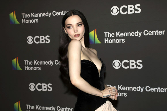 도브 카메론이 3일(현지시간) 미국 워싱턴 백악관에서 대통령이 주최하는 ‘케네디센터 공로상 시상식’(미국 케네디센터 주관 공연예술 평생공로상)에 참석해 포즈를 취하고 있다. AP 연합뉴스