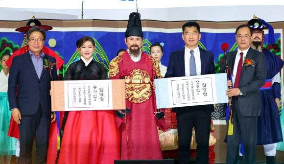 4일 인천공항 제1여객터미널에서 열린 명예 수문장 임명식에서 이학재 인천공항공사 사장(왼쪽부터), 가수 송가인, 배우 임호, 법무부 인천공항 출입국 외국인청의 정종섭 팀장, 최영창 한국문화재재단 이사장이 기념촬영을 하고 있다. 이날 가수 송가인과 정종섭 팀장은 명예 수문장으로 임명됐다. 정종섭 팀장은 지난 11월 공항 입국심사장에서 쓰러진 일본 홋카이도 도마코마이시의 이와쿠라 히로후미 시장에게 응급처치를 시행해 생명을 구하는 데 도움을 줬다. 2023.12.4. 연합뉴스
