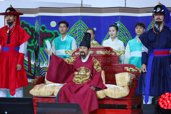 4일 인천국제공항 제1여객터미널에서 열린 명예 수문장 임명식에서 왕 분장을 한 배우 임호가 수문장의 노고를 위로하고 있다. 2023.12.4 연합뉴스
