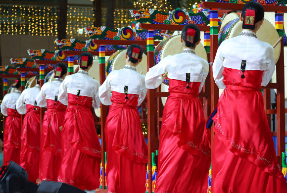 4일 인천공항 제1여객터미널에서 열린 전통문화시설·전통문화사업 운영 협약식 및 명예 수문장 임명식에서 한국문화재재단 예술단원들이 오북춤 축하 공연을 펼치고 있다. 2023.12.4 연합뉴스