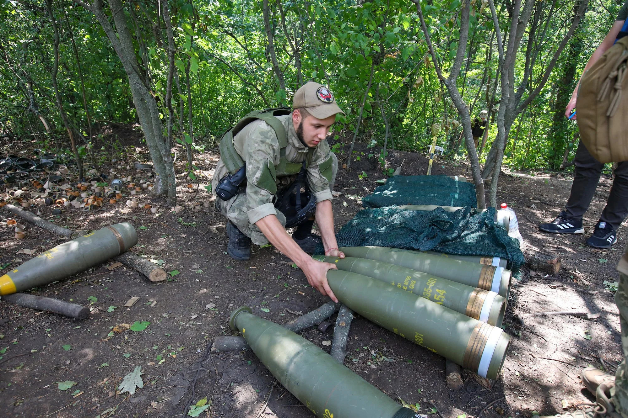 우크라이나군 병사가 지난 7월 28일 하르키우 지역에서 M777 155㎜ 곡사포탄을 정렬하고 있다. AFP=연합뉴스 자료사진