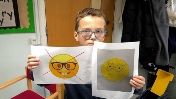 영국의 열 살 아이가 애플에 안경 쓴 이모지의 새 디자인을 제안했다. BBC 캡처