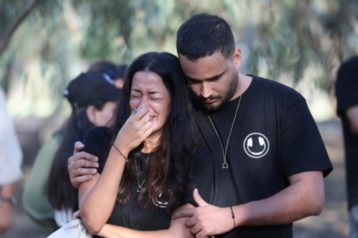 지난 달 29일(현지시간) 하마스 공격 희생자들을 기리는 현장에서 이스라엘 시민이 눈물을 흘리고 있다. EPA 연합뉴스