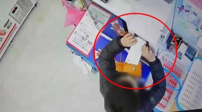 무인 아이스크림 가게에서 지폐 투입구에 현금이 아닌 종이를 넣는 아이의 모습이 포착됐다. 자영업자 커뮤니티 캡처