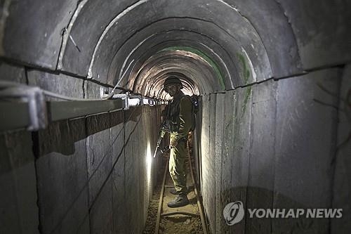 팔레스타인 무장정파 하마스가 가자지구 접경 지역에 뚫어놓은 터널 내부를 이스라엘군 병사가 살펴보고 있다. AP 자료사진 연합뉴스
