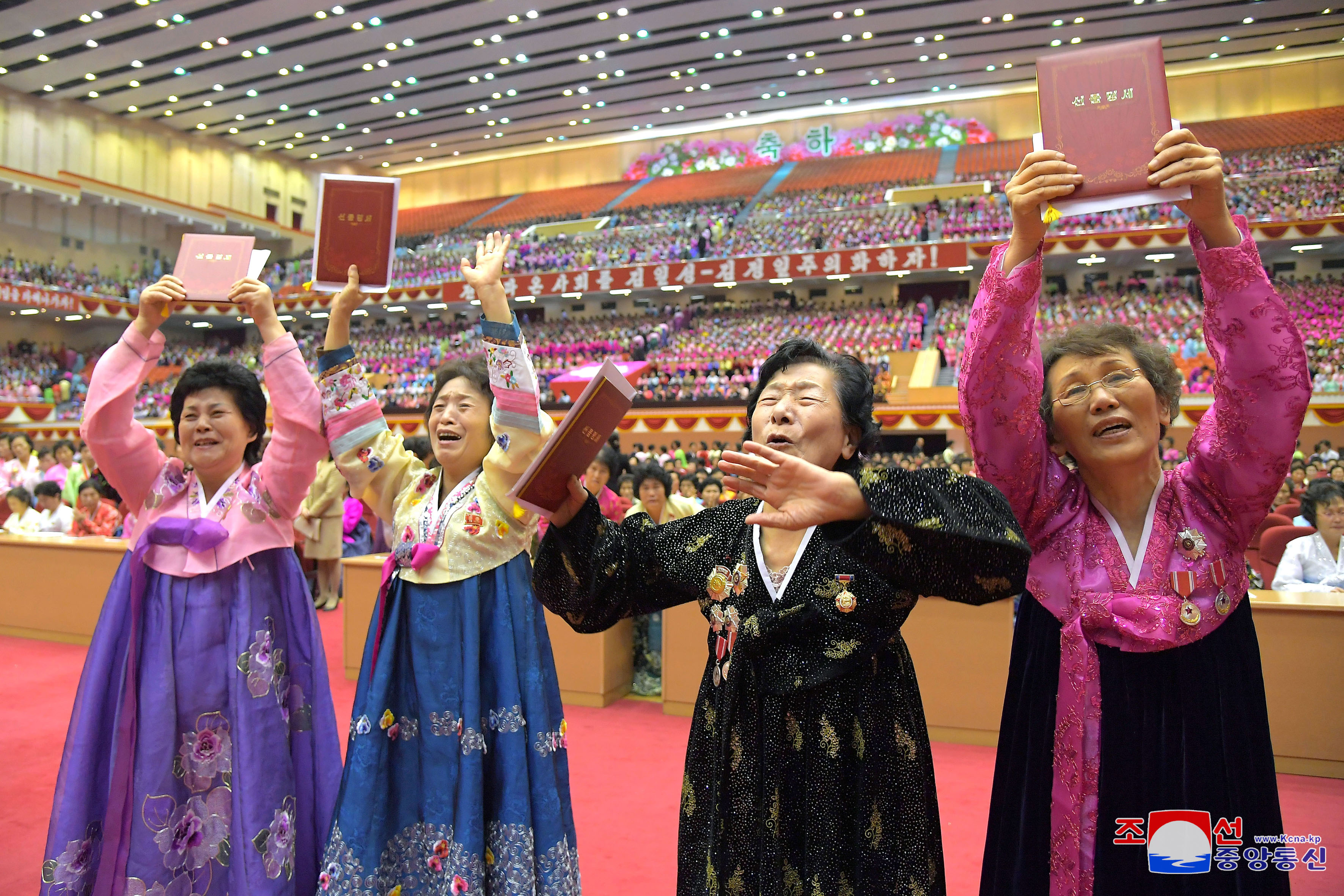 북한, 전국어머니대회 참가자들에게 선물