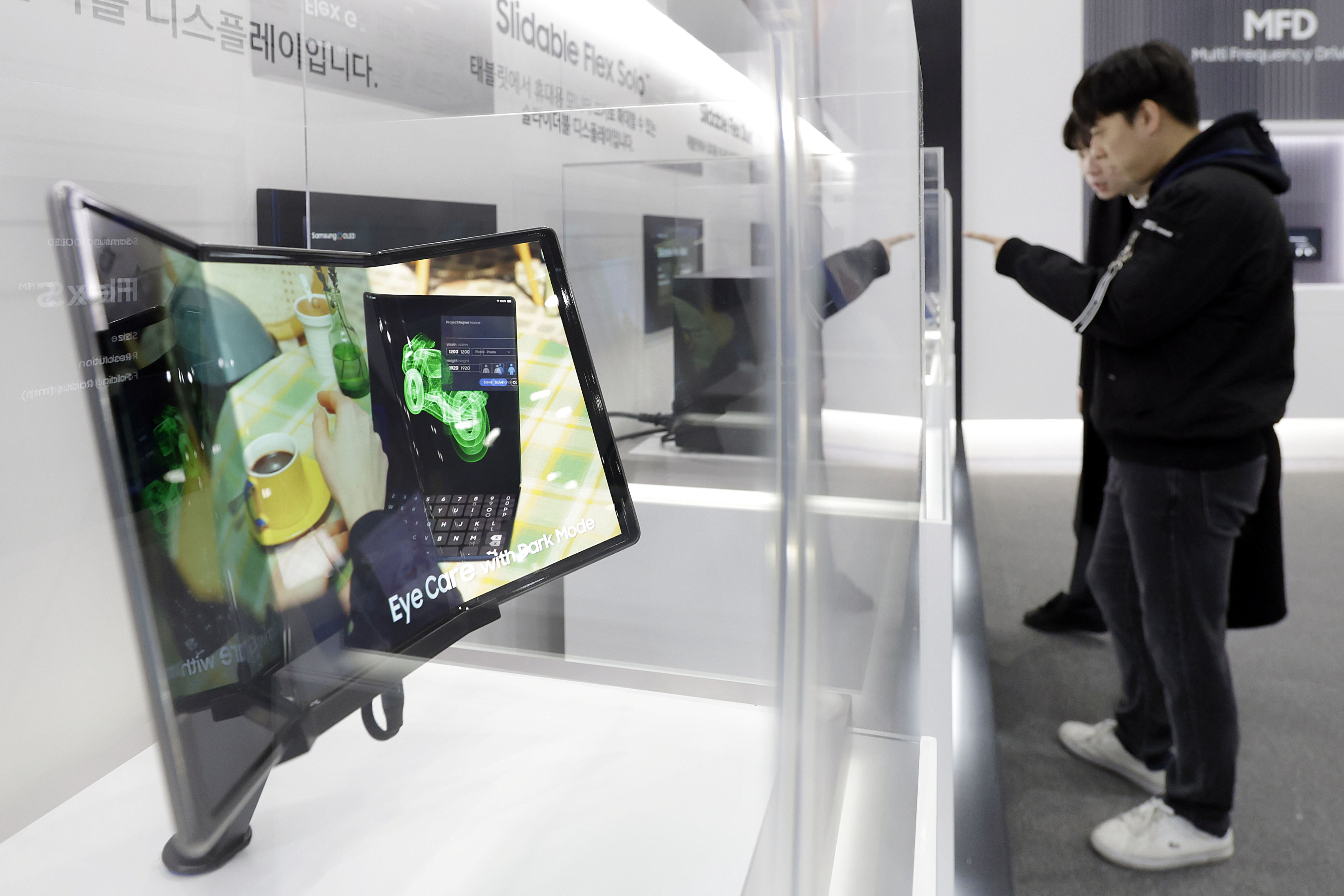 6일 서울 강남구 코엑스에서 열린 2023 대한민국 산업기술 R&amp;D 대전을 찾은 시민들이 삼성전자의 멀티 폴더블 디스플레이 등을 살펴보고 있다. 2023.12.06. 뉴시스