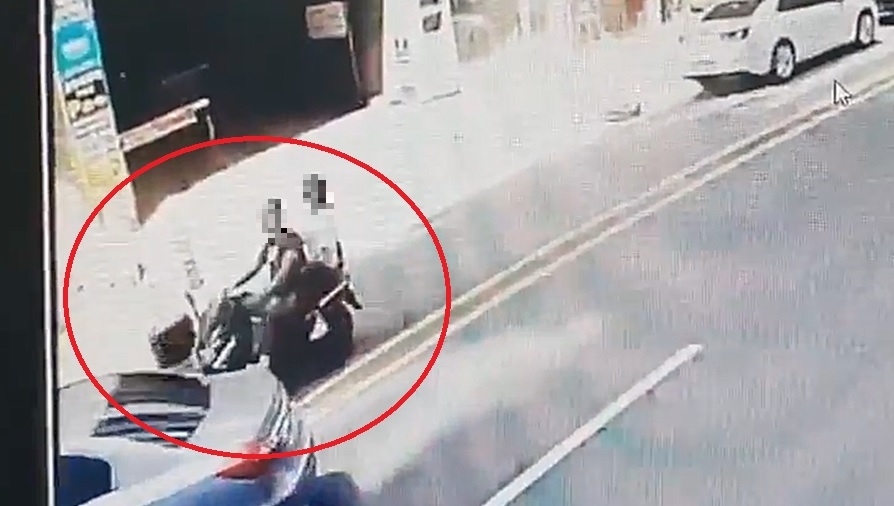중앙선을 넘어 운행하는 차량을 오토바이로 고의 충돌하는 폐쇄회로(CCTV) 장면. 천안서북경찰서 제공