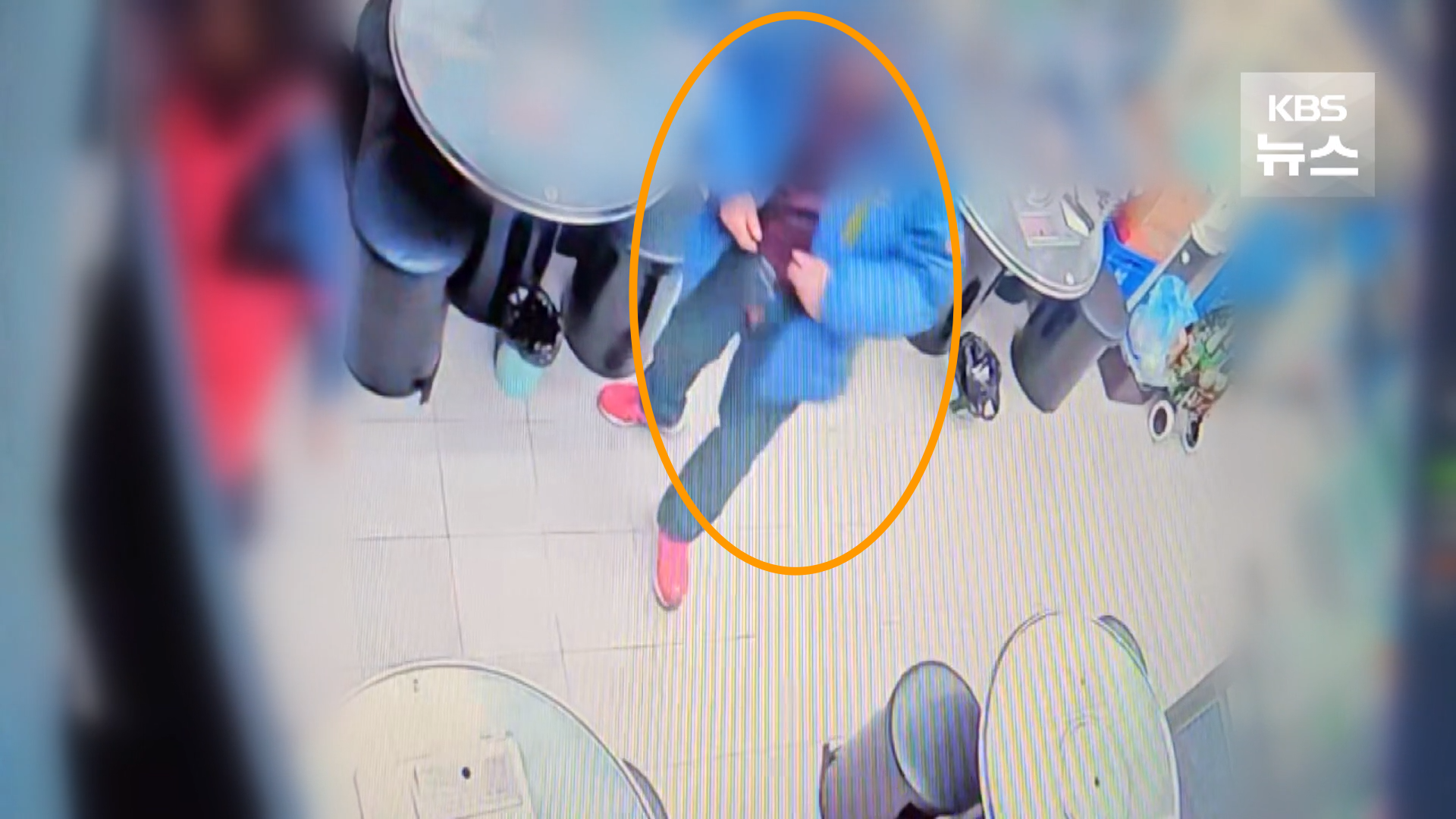 지난 2일 서울 중랑구의 한 식당 주인(여)을 추행한 혐의를 받는 남성을 경찰이 추적 중이다. 사진은 남성이 바지 지퍼를 연 채 식당 주인을 따라다니는 장면. KBS 보도화면 캡처