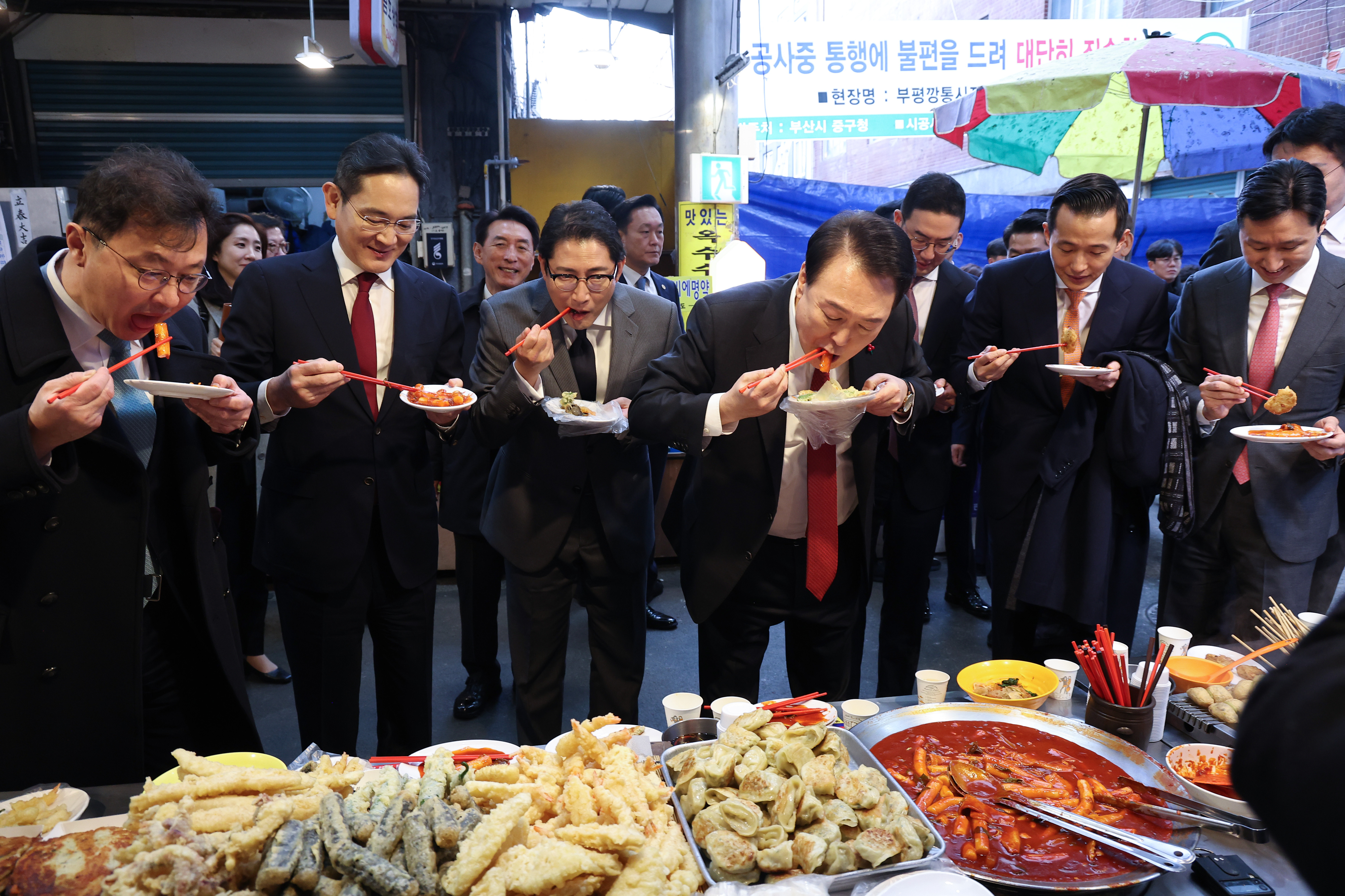 기업 총수들과 부산서 떡볶이 맛보는 尹