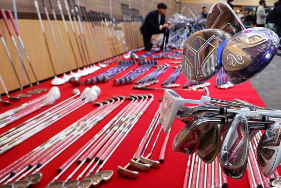 6일 오전 인천시 중구 인천본부세관 대강당에서 세관 직원들이 밀수업자 A(39)씨로부터 압수한 중국산 짝퉁 골프채를 살펴보고 있다. A씨는 2021년 8월부터 2년간 중국산 짝퉁 골프채 764세트(정품 시가 총 17억9천만원)를 국내로 몰래 들여온 뒤 정품으로 위장해 판매한 혐의를 받고 있다. 2023.12.6 연합뉴스