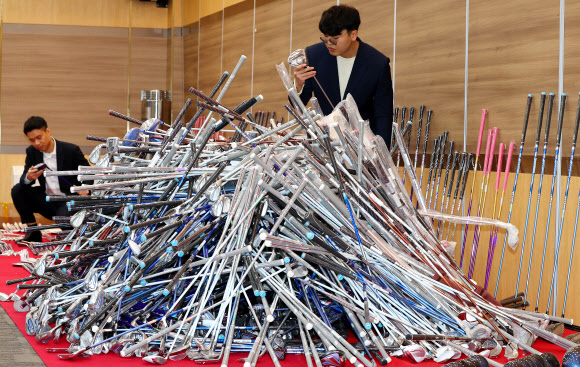 6일 오전 인천시 중구 인천본부세관 대강당에서 세관 직원들이 밀수업자 A(39)씨로부터 압수한 중국산 짝퉁 골프채를 살펴보고 있다. A씨는 2021년 8월부터 2년간 중국산 짝퉁 골프채 764세트(정품 시가 총 17억9천만원)를 국내로 몰래 들여온 뒤 정품으로 위장해 판매한 혐의를 받고 있다. 2023.12.6 연합뉴스