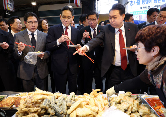 재계 총수들과 부산 깡통시장서 분식 맛보는 윤석열 대통령