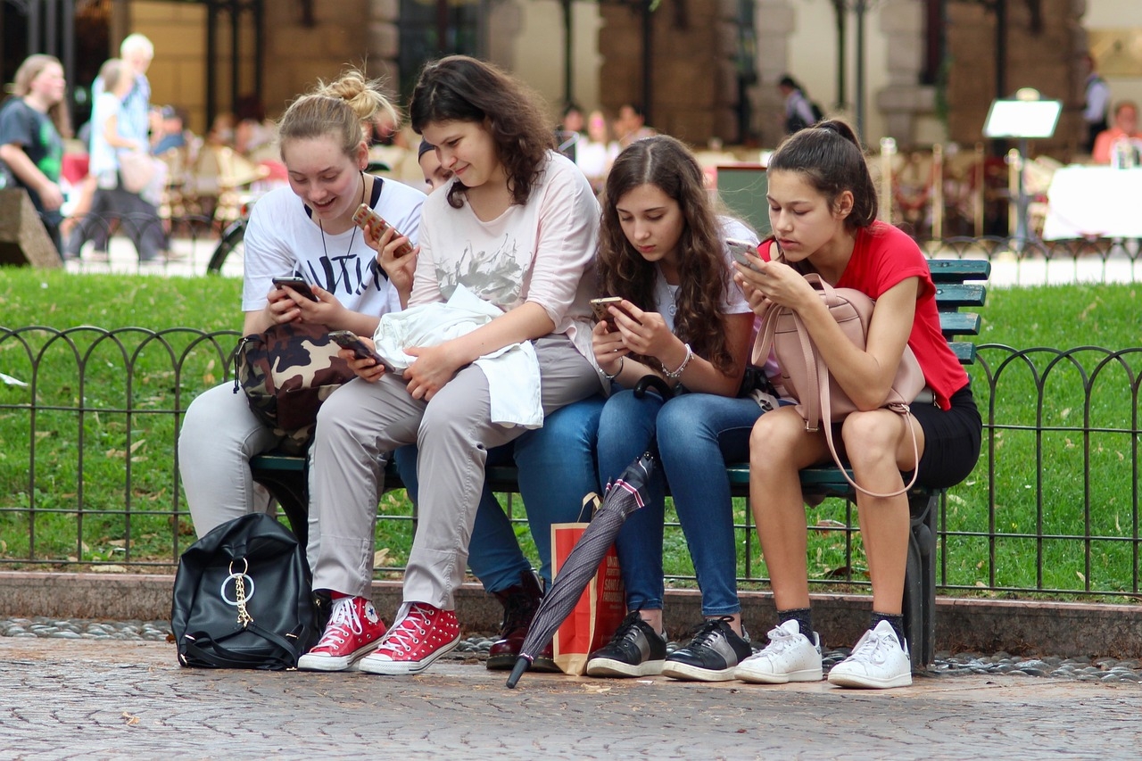 하루 4시간 이상 스마트폰을 사용하는 청소년들은 각종 신체적, 정신적 문제를 겪을 가능성이 급증하는 것으로 확인됐다.   픽사베이 제공