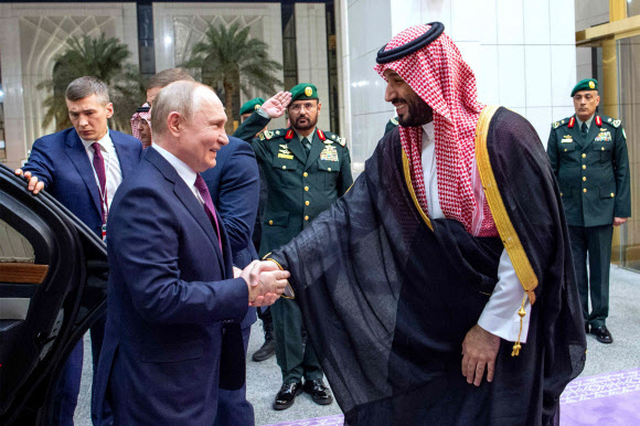 블라디미르 푸틴 러시아 대통령이 6일(현지시간) 사우디아라비아 수도 리야드를 찾아 무함마드 빈 살만 사우디 왕세자의 손을 맞잡고 있다. 사우디 정보청(SPA) 제공 AFP 연합뉴스