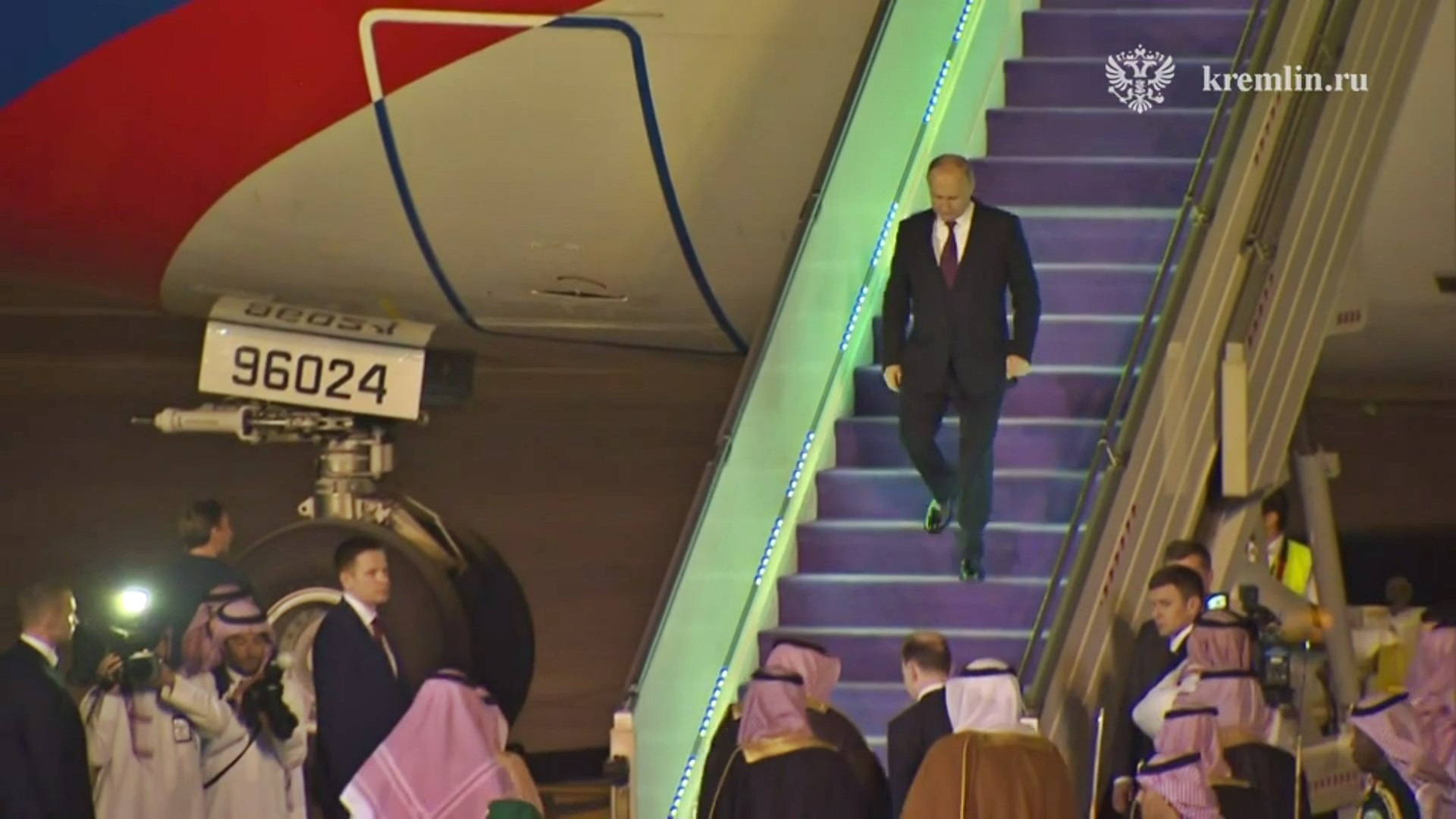 중동 순방에 나선 블라디미르 푸틴 러시아 대통령이 6일(현지시간) 사우디아라비아 리비야에 도착하고 있다. 2023.12.6 크렘린궁