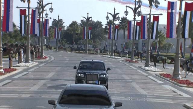 6일(현지시간) 아랍에미리트(UAE)를 방문한 블라디미르 푸틴 러시아 대통령의 차량이 셰이크 무함마드 빈 자예드 알 나흐얀 대통령과 회담을 위해 아부다비에 있는 UAE 대통령 관저 카사르 알 와탄으로 들어서자, 관저 하늘에 러시아 국기 색인 빨강·하양·파랑 연기를 내뿜는 에어쇼가 펼쳐지고 있다. 2023.12.6 크렘린궁