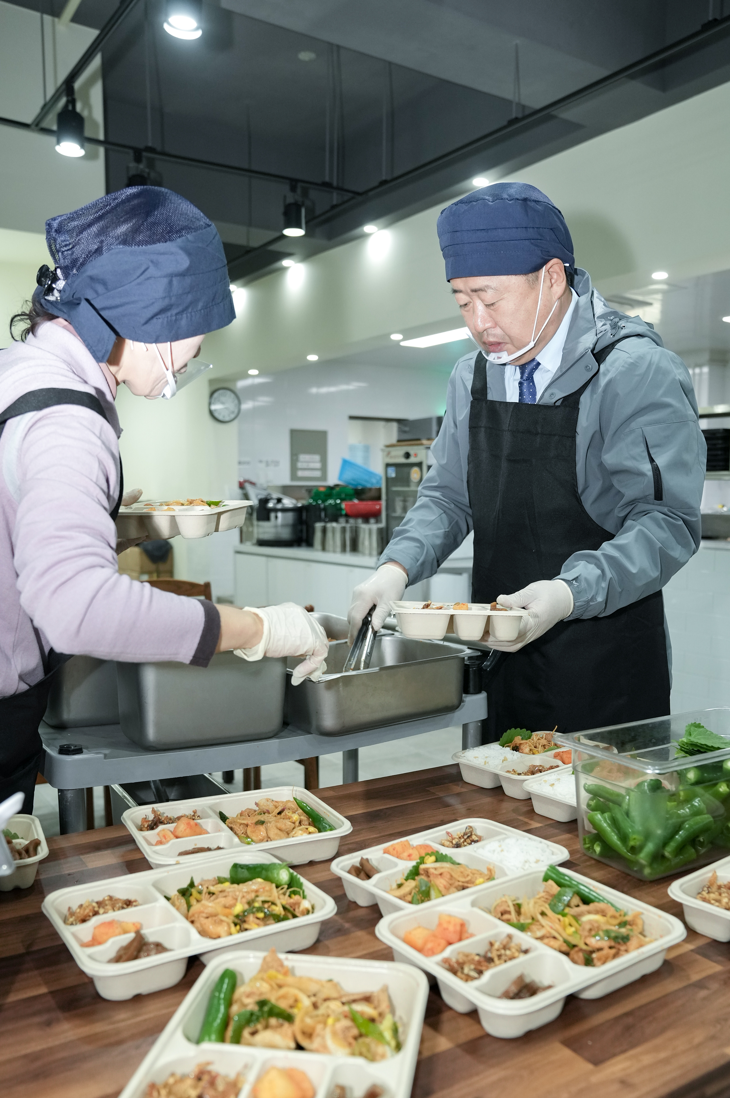 오영훈 제주도지사가 지난 6일 제주가치 통합돌봄사업에 참여하는 제주이어도지역자활센터에서 민생투어를 하면서 종사자들과 함께 도시락을 만들고 있다. 제주도 제공