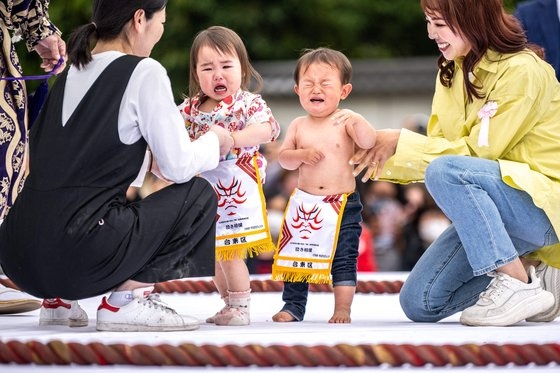 아이들의 건강을 기원하기 위해 열리는 ‘아기 울음 스모’ 대회에 참가한 일본 아기들이 울음을 터뜨리고 있다. AFP=연합뉴스