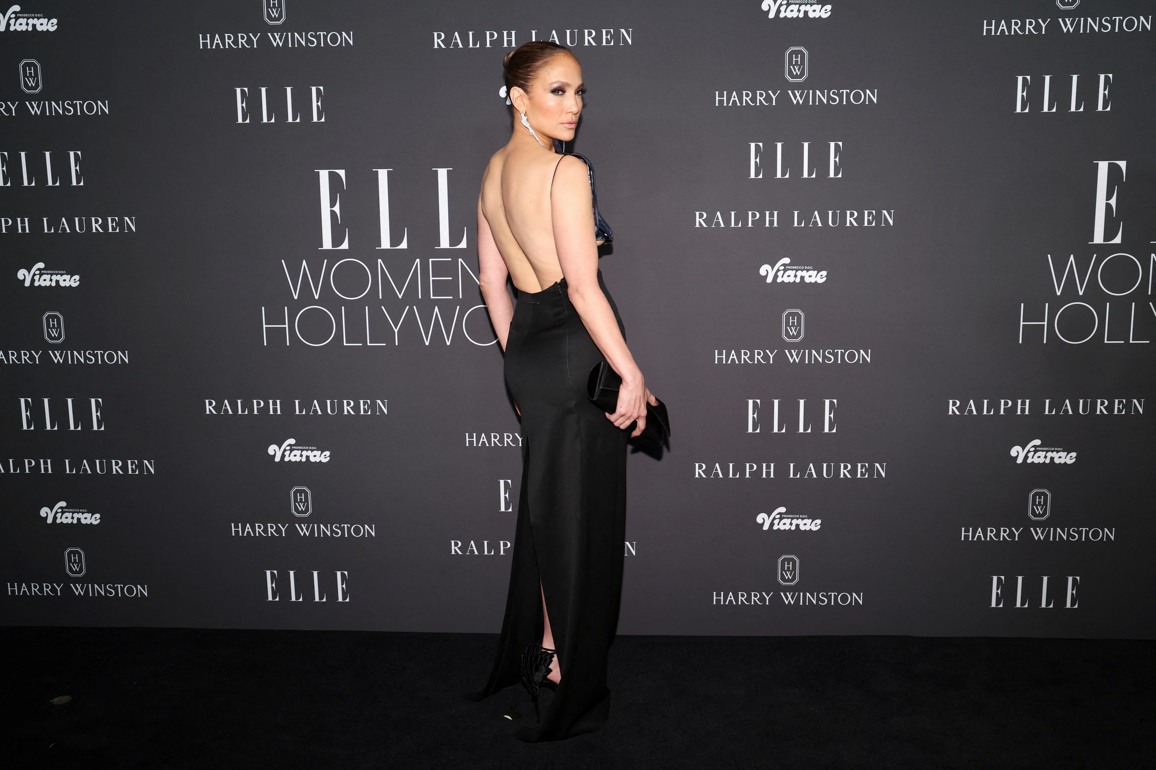 제니퍼 로페즈(Jennifer Lopez)가 5일(현지시간) 미국 캘리포니아 로스앤젤레스에서 열린 패션 잡지 엘르 행사에 참석하고 있다. 2023.12.6. 
로이터 연합뉴스