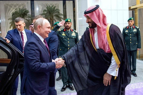 (리야드 AFP=연합뉴스) 사우디아라비아를 찾은 블라디미르 푸틴 러시아 대통령(왼쪽)이 지난 6일(현지시간) 리야드에서 무함마드 빈 살만 사우디아라비아 왕세자의 영접을 받고 있다.