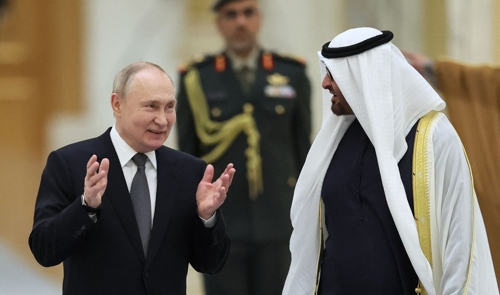 (아부다비 AFP=연합뉴스) 블라디미르 푸틴 러시아 대통령(왼쪽)과 셰이크 무함마드 빈 자예드 알 나흐얀 아랍에미리트(UAE) 대통령이 6일(현지시간) UAE 아부다비에서 회담을 앞두고 열린 환영식에 참석하고 있다.