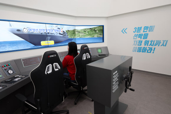 전남 진도 팽목항 인근에 건립한 국민해양안전관이 7일 개관식을 갖고 본격적인 운영을 시작했다.  2015년부터 270억원을 들여 지은 안전관은 지하 1층, 지상 2층 규모다.  해양안전체험시설인 선박탈출·선박경도체험 등 해양안전체험프로그램 4종과 지진재난, 풍수해 체험 등 재난안전 체험을 포함 총 10여 종의 체험프로그램이 운영된다. 2023.12.7 연합뉴스