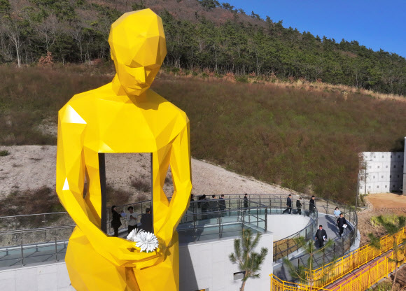 7일 전남 진도 국민해양안전관에서 열린 개관식에서 참석자들이 시설을 둘러보고 있다. 2023.12.7 연합뉴스