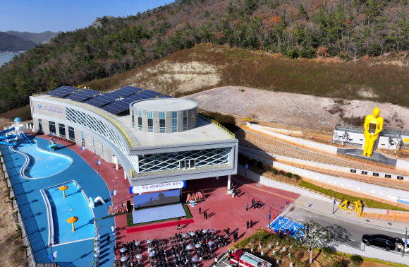 전남 진도 팽목항 인근에 건립한 국민해양안전관이 7일 개관식을 갖고 본격적인 운영을 시작했다.   2015년부터 270억원을 들여 지은 안전관은 지하 1층, 지상 2층 규모다.  해양안전체험시설인 선박탈출·선박경도체험 등 해양안전체험프로그램 4종과 지진재난, 풍수해 체험 등 재난안전 체험을 포함 총 10여 종의 체험프로그램이 운영된다. 2023.12.7 연합뉴스