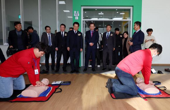 7일 전남 진도 국민해양안전관 개관식에서 조승환 해양수산부 장관(왼쪽 4번째), 김영록 전남지사(왼쪽 3번째), 김희수 진도군수 등 참석자들이 체험관을 둘러보고 있다. 2023.12.7 연합뉴스