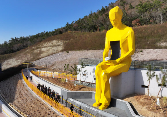 7일 전남 진도 국민해양안전관에서 열린 개관식에서 참석자들이 시설을 둘러보고 있다. 2023.12.7 연합뉴스