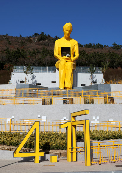 전남 진도 팽목항 인근에 건립한 국민해양안전관이 7일 개관식을 갖고 본격적인 운영을 시작했다.  2015년부터 270억원을 들여 지은 안전관은 지하 1층, 지상 2층 규모다.  해양안전체험시설인 선박탈출·선박경도체험 등 해양안전체험프로그램 4종과 지진재난, 풍수해 체험 등 재난안전 체험을 포함 총 10여 종의 체험프로그램이 운영된다. 2023.12.7 연합뉴스