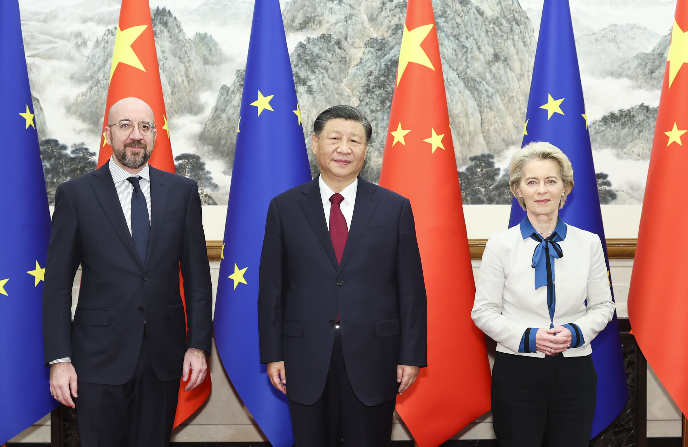 시진핑(가운데) 중국 국가주석이 7일 베이징 댜오위타이 국빈관에서 제24차 중·유럽연합(EU) 정상회담을 위해 방문한 우르줄라 폰데어라이엔(왼쪽) EU 집행위원장, 샤를 미셸 EU 정상회의 상임의장과 기념촬영을 하고 있다. EU는 중국과의 무역 불균형 해소를 강조했으며, 시 주석은 “제도가 다르다고 경쟁자로 여기면 안 된다”고 밝혔다. 베이징 신화 뉴시스