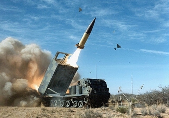 미 육군 전술 미사일 시스템 에이태큼스(ATACMS). 2006.05.23 미 육군 제공