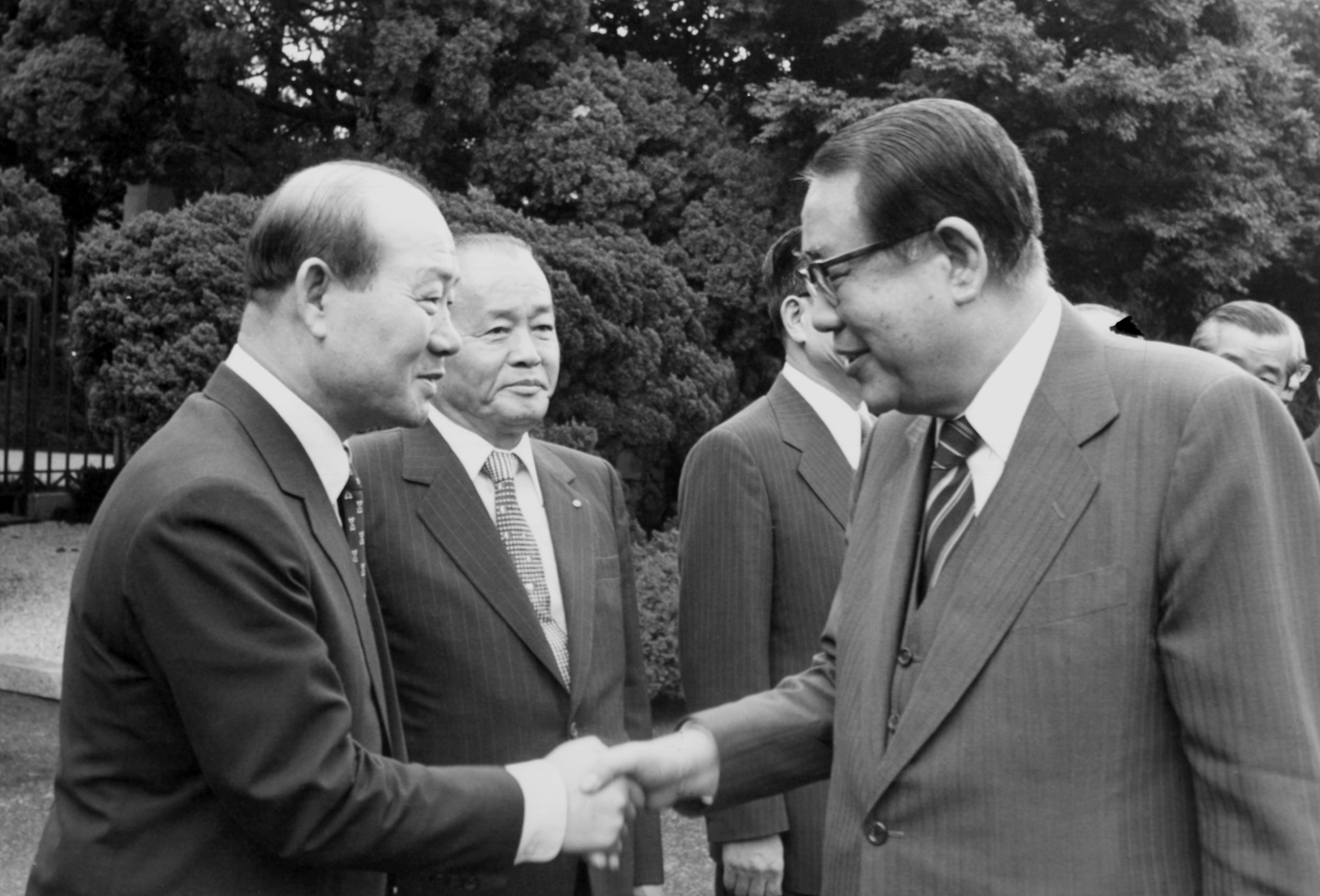 1980년 8월 18일 최규하 전 대통령(오른쪽)이 청와대를 떠나기 전 전두환 당시 국보위 위원장과 인사하는 모습. 연합뉴스