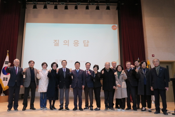 사하경제포럼에 참석한 사하경제포럼 김도강 운영위원장(왼쪽에서 첫번째), 문정수 전 부산시장(왼쪽에서 다섯번째), 최인호 사하 갑 국회의원(왼쪽에서 여섯번째)