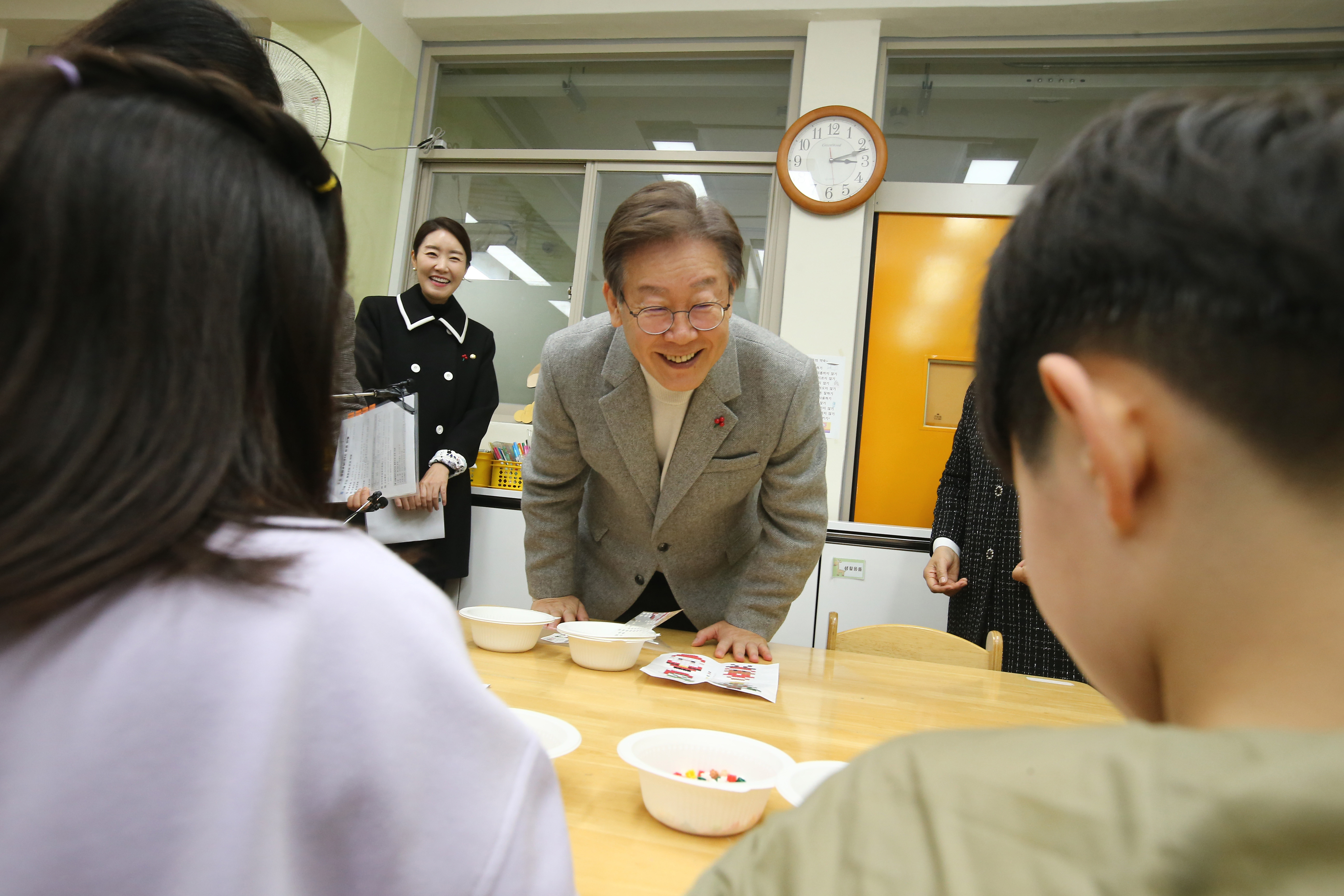 이재명 더불어민주당 대표가 6일 오후 서울 강서구 방화초등학교에서 ‘온동네 초등돌봄’ 정책 현장간담회에 앞서 돌봄 교실을 찾아 아이들과 인사를 하고 있다. 2023.12.6 국회사진기자단