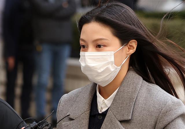 ‘입시 비리 혐의’ 조민, 첫 재판 출석