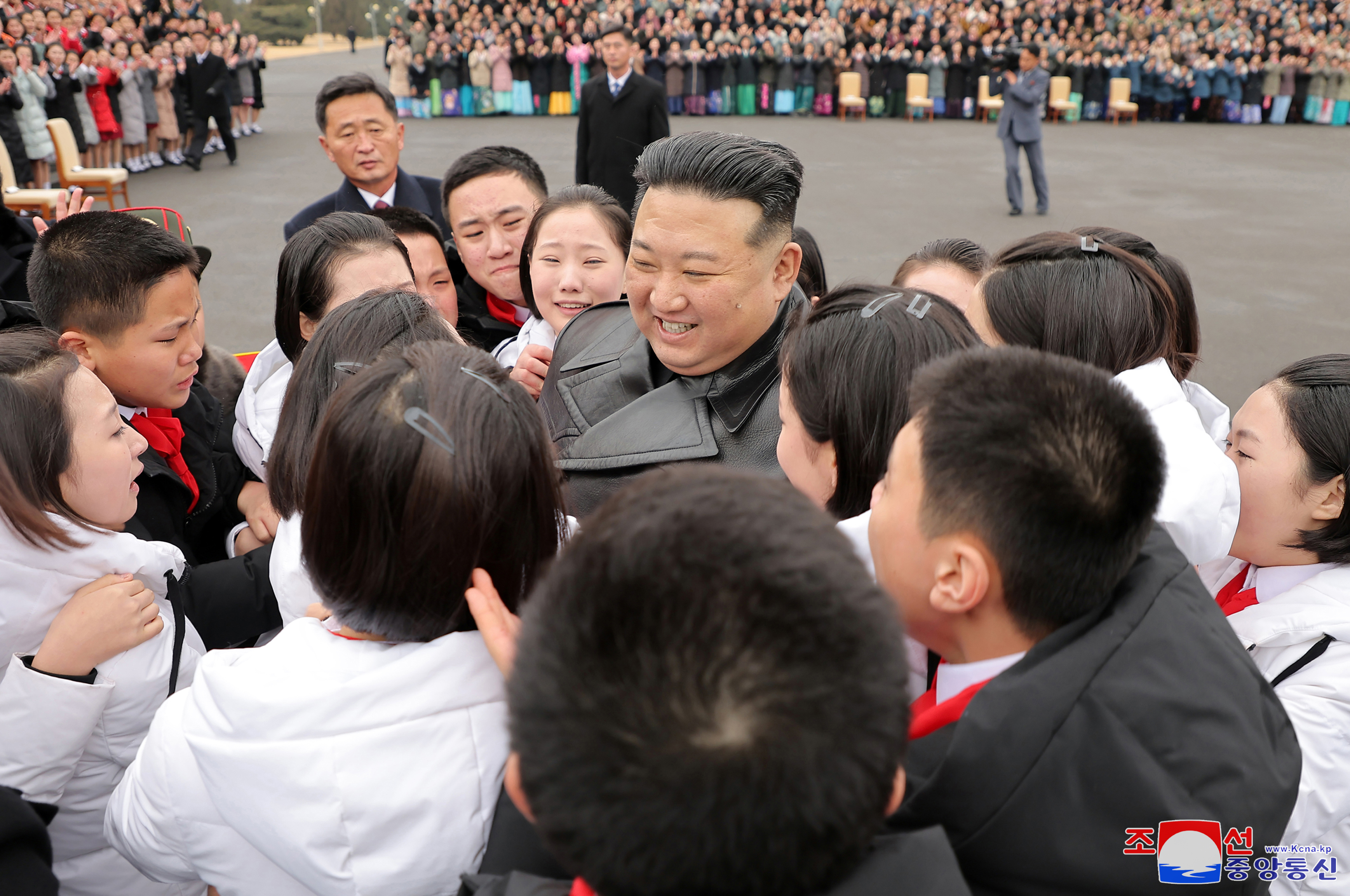 김정은 북한 국무위원장이 지난 8일 제5차 전국 어머니 대회 참석자들과 기념사진을 촬영했다고 조선중앙통신이 9일 보도했다. 2023.12.9 연합뉴스