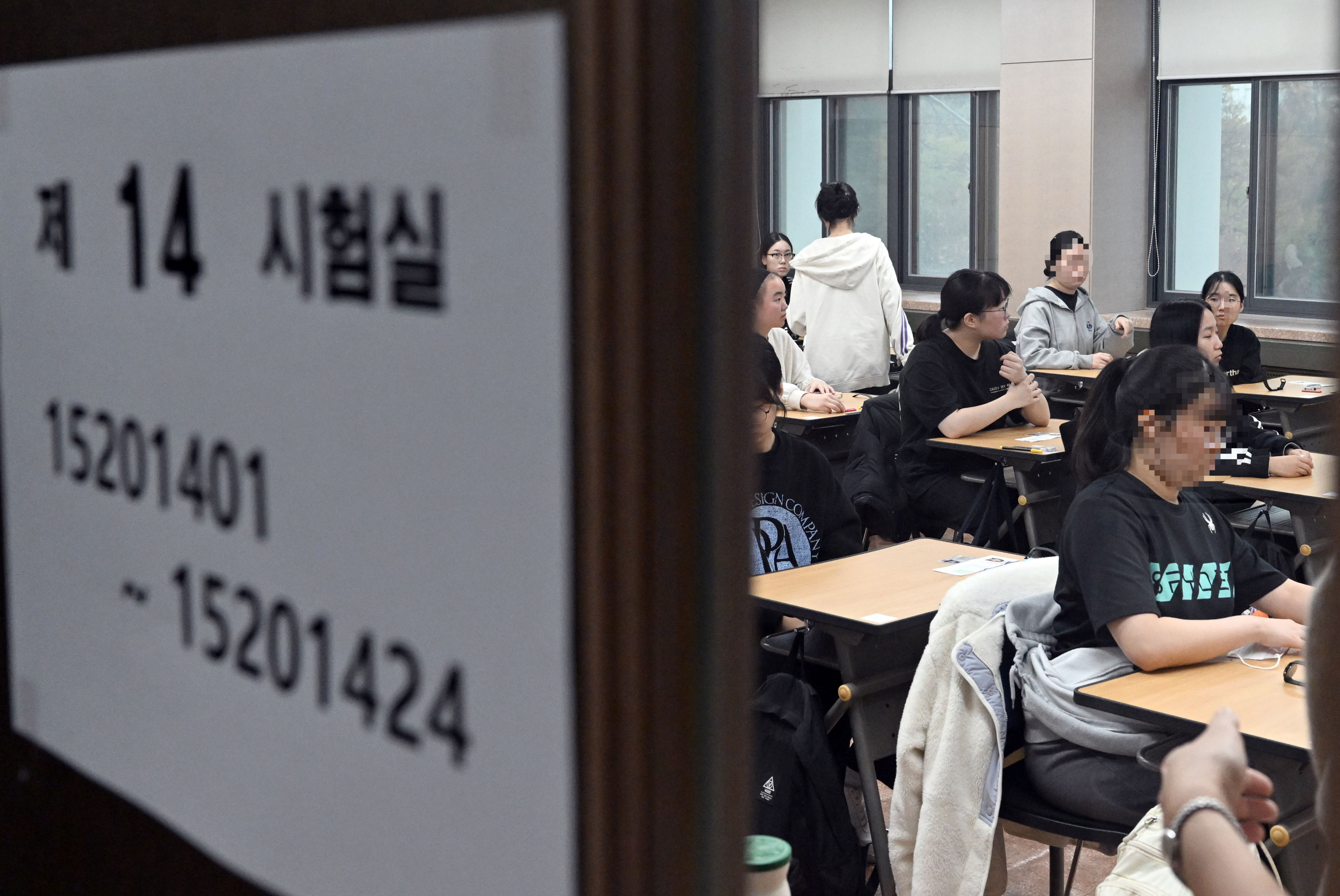 2024학년도 대학수학능력시험일인 16일 서울 중구 이화여자외국어고에서 수험생들이 시험 시작을 기다리고 있다. 올해 수능은 전국 84개 시험지구 1279개 시험장에서 실시됐다.  사진공동취재단