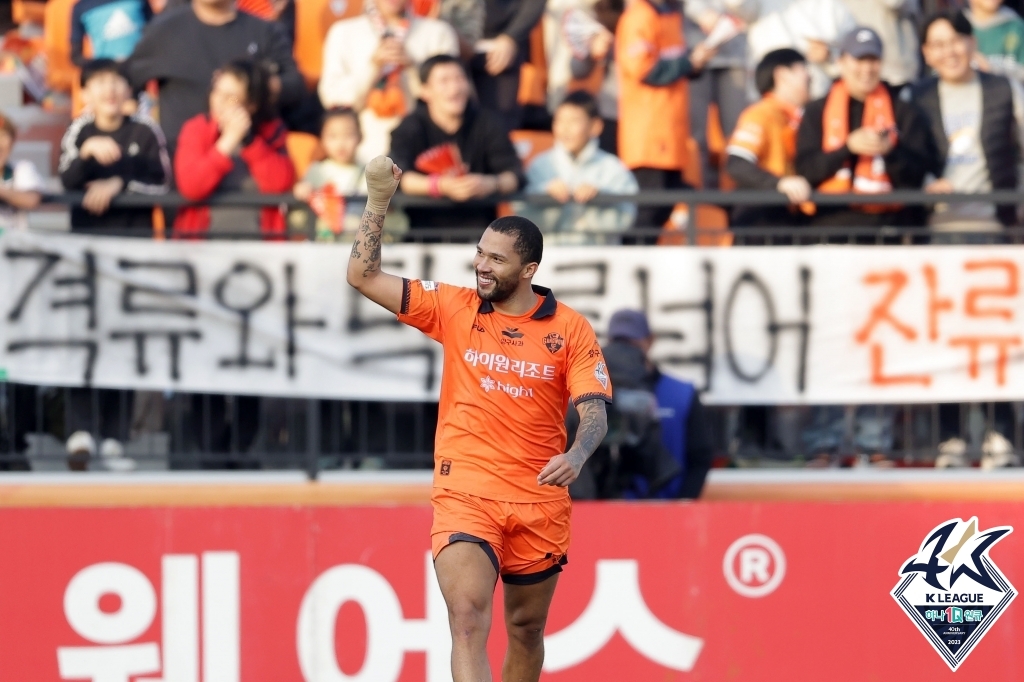 멀티골로 강원FC 를 잔류시킨 가브리엘. 한국프로축구연맹 제공