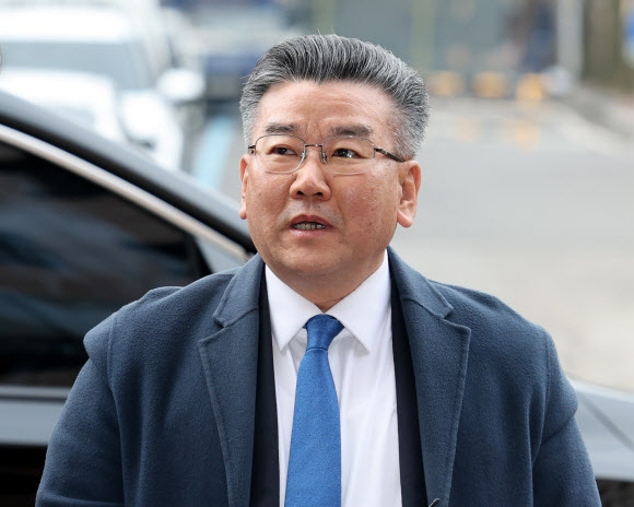 전현희 전 국민권익위원장에 대한 ‘표적 감사’ 주도 의혹을 받는 유병호 감사원 사무총장이 9일 오전 경기도 과천시 고위공직자범죄수사처 앞에서 취재진의 질문에 답하고 있다. 2023.12.9  연합뉴스