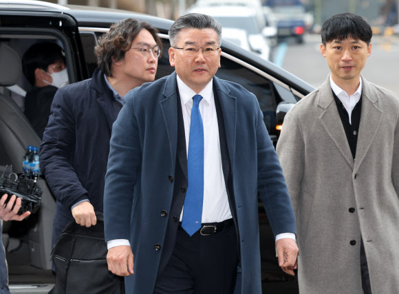 전현희 전 국민권익위원장에 대한 ‘표적 감사’ 주도 의혹을 받는 유병호 감사원 사무총장이 9일 오전 소환 조사를 위해 경기도 과천시 고위공직자범죄수사처에 들어서고 있다. 2023.12.9  연합뉴스