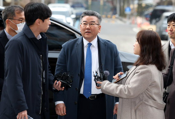 전현희 전 국민권익위원장에 대한 ‘표적 감사’ 주도 의혹을 받는 유병호 감사원 사무총장이 9일 오전 경기도 과천시 고위공직자범죄수사처 앞에서 취재진의 질문에 답하고 있다. 2023.12.9  연합뉴스