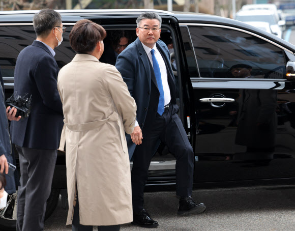 전현희 전 국민권익위원장에 대한 ‘표적 감사’ 주도 의혹을 받는 유병호 감사원 사무총장이 9일 오전 소환 조사를 위해 경기도 과천시 고위공직자범죄수사처에 들어서고 있다. 2023.12.9  연합뉴스