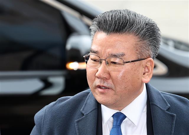 전현희 전 국민권익위원장에 대한 ‘표적 감사’ 의혹을 받고 있는 유병호 감사원 사무총장이 9일 오전 경기 과천시 고위공직자범죄수사처(공수처)에 출석하고 있다. 2023.12.9 뉴스1