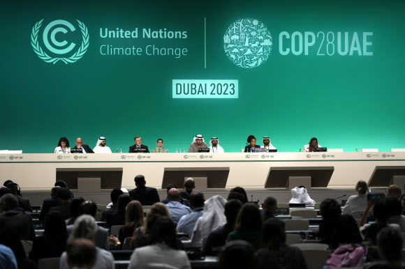제28차 기후변화협약 당사국총회(COP28)가 아랍에미리트(UAE) 두바이에서 열리고 있는 가운데 9일(현지시간) 실적조사 예비 모임 도중 술탄 알자베르 의장이 연설하고 있다. 두바이 AP 연합뉴스